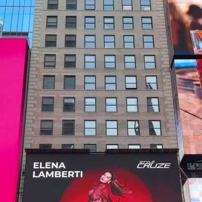 Elena Lamberti и ELLAMBERTO на билборд в сърцето на Таймс Скуеър